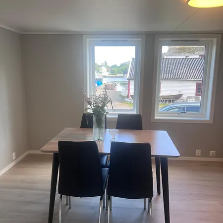 Sentral Leilighet I Mosterhamn Apartment Bomlo Exterior photo
